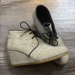 *NEW* never worn TOMs wedges